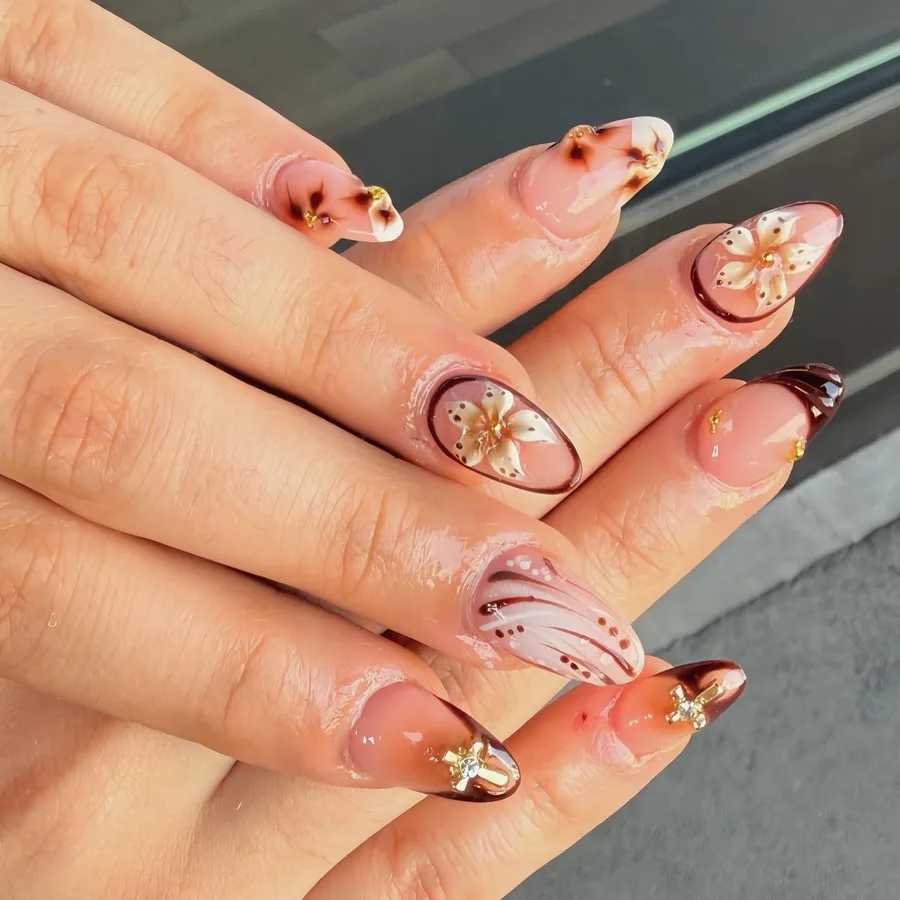 Nagelkunst in Nude und Braun, gestaltet bei Della Nails & Beauty