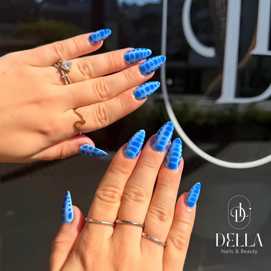 Blau mit Akzenten, gestaltet bei Della Nails & Beauty