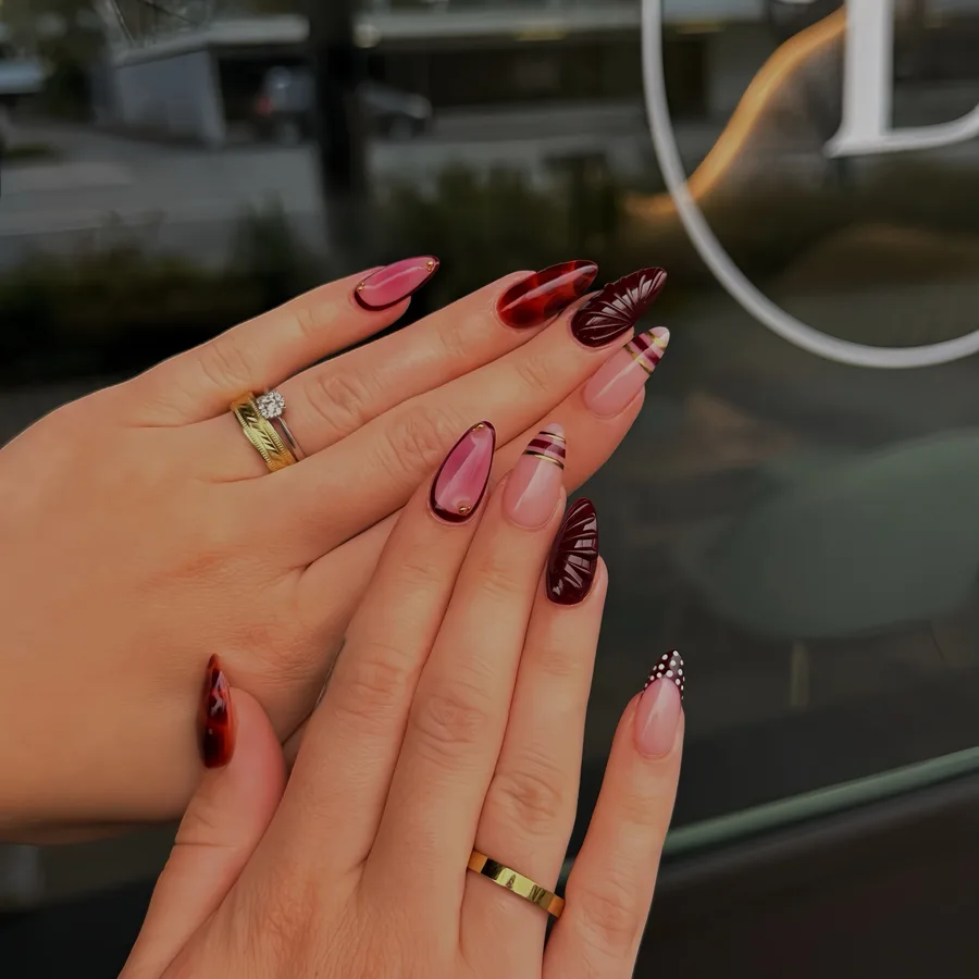 Bordeaux, dezent, gestaltet bei Della Nails & Beauty
