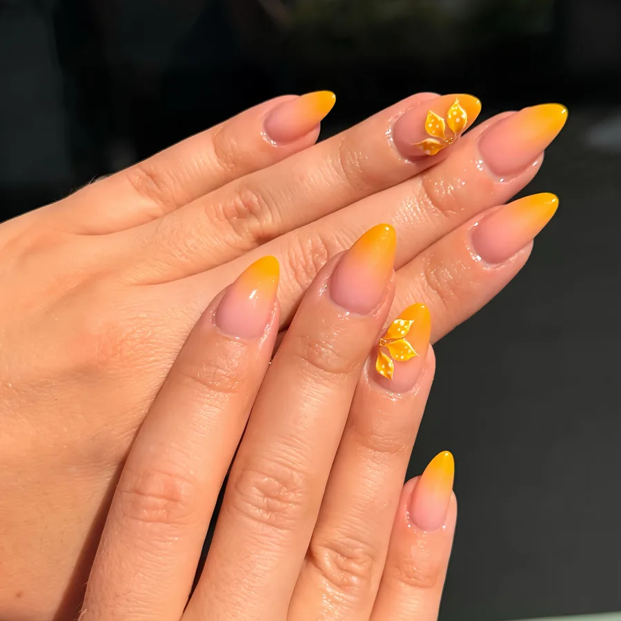 Gelb mit Muster, gestaltet bei Della Nails & Beauty