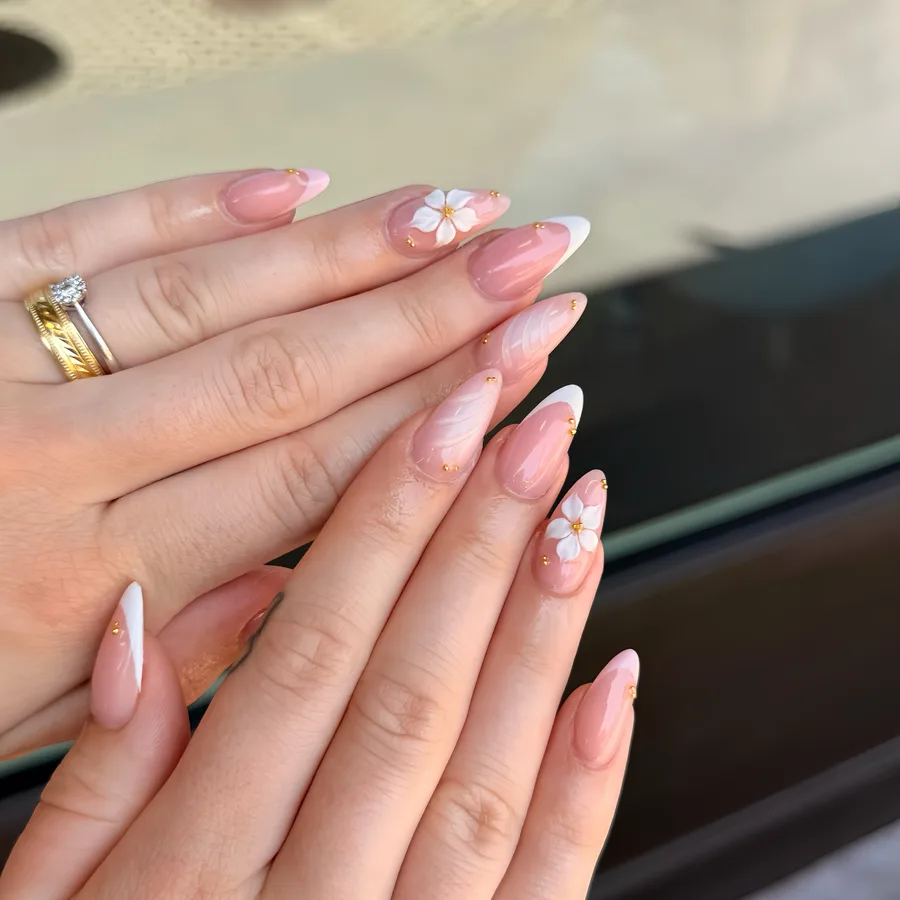 Nude mit Glitzer, gestaltet bei Della Nails & Beauty