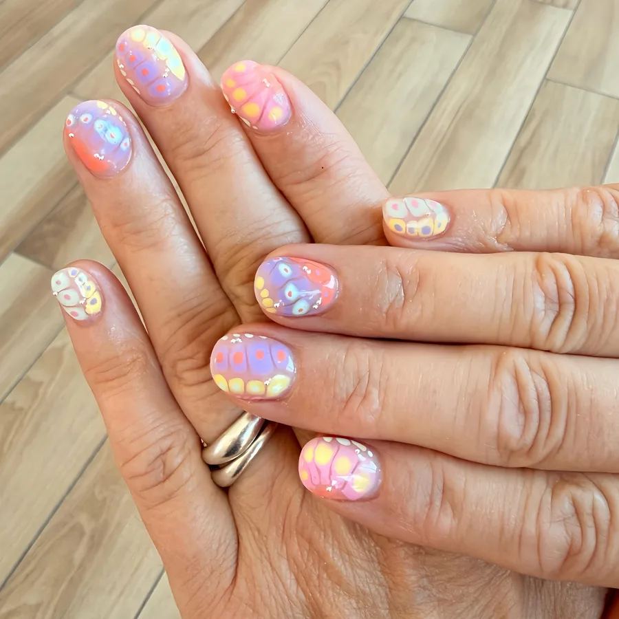 Pastell mit Blüten, gestaltet bei Della Nails & Beauty