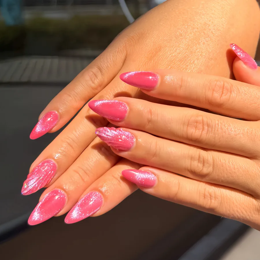 Pink mit Glanz, gestaltet bei Della Nails & Beauty