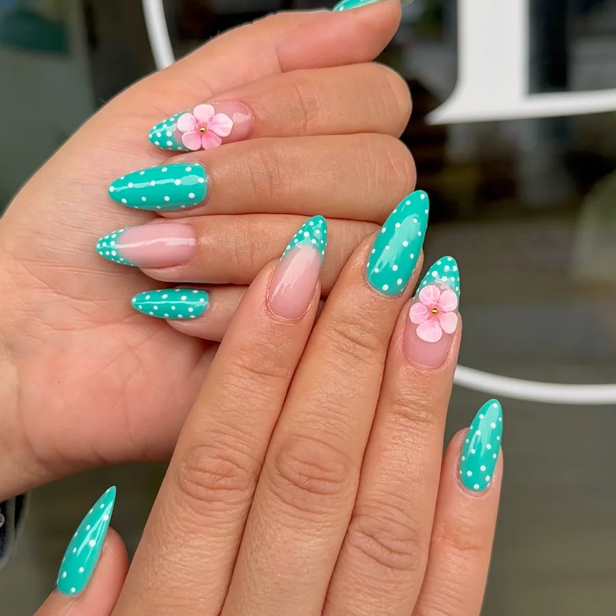 Mint mit Blüten und Punkten, gestaltet bei Della Nails & Beauty